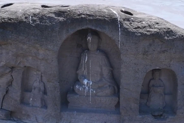 乐红网 长江重庆段水位下降露出历史石佛 众多游客隔岸祈福